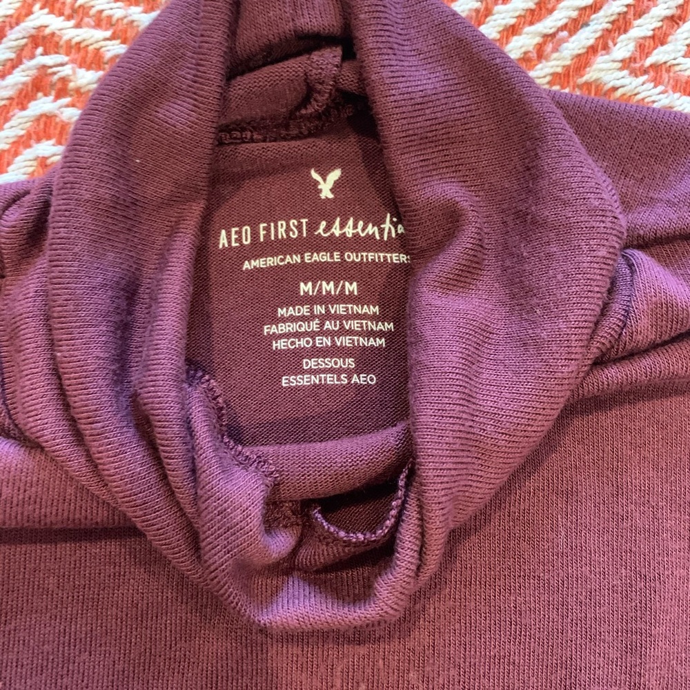 AMERICAN EAGLE. Sleeveless mock-neck shirt. SzMED